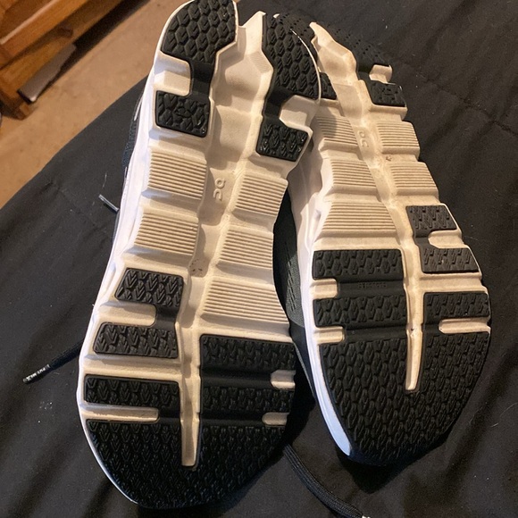 OnCloud Women’s Cloudrunner 2- size 9 Wide.  Like new! - Picture 7 of 7